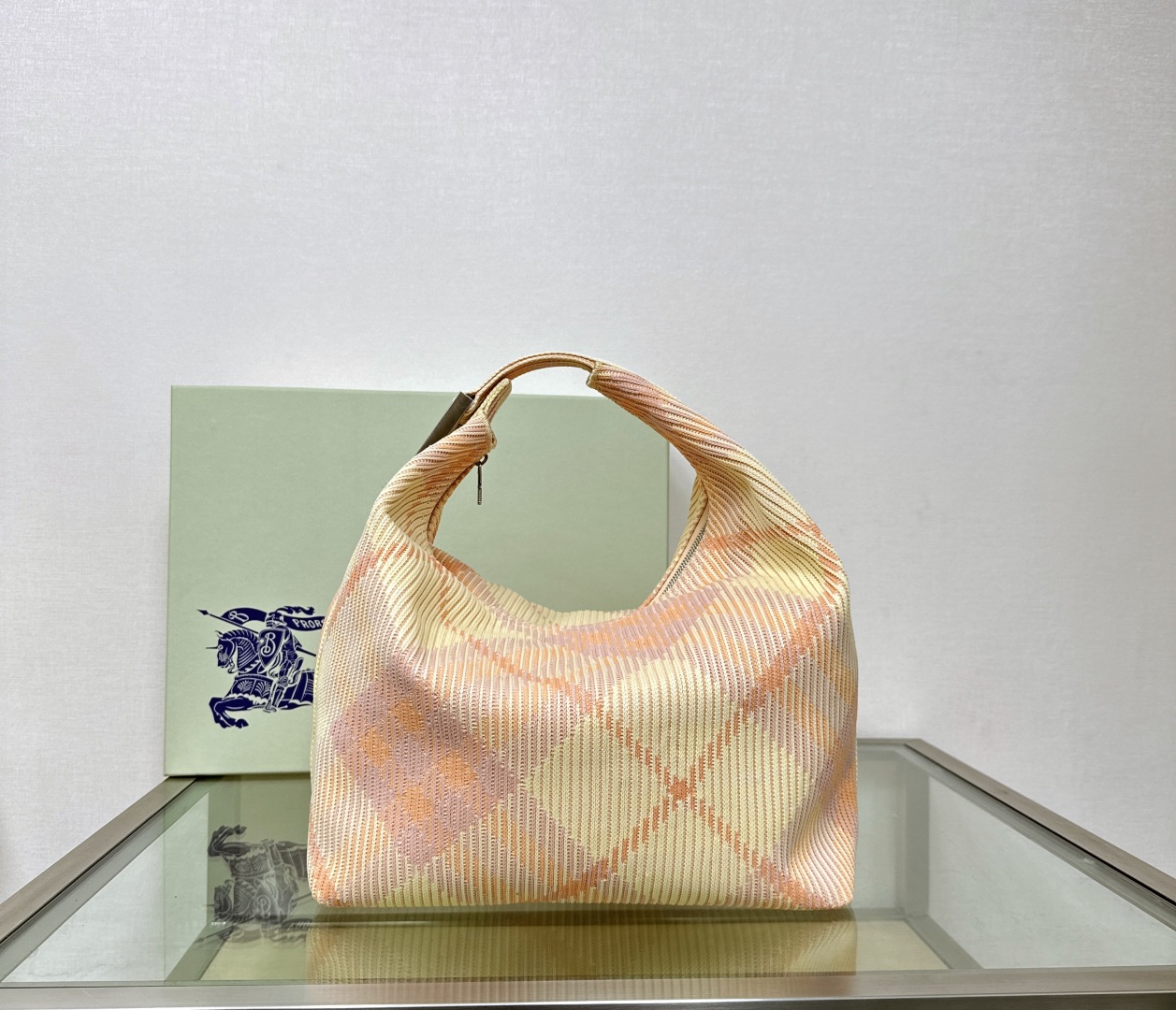 Burberry Classic Peach and White Contrast Large Knit Chain Bag Burberry Classic Peach and White Contrast Large Knit Chain Bag
