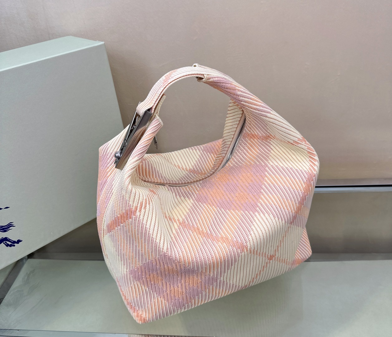 Burberry Classic Peach and White Contrast Large Knit Chain Bag Burberry Classic Peach and White Contrast Large Knit Chain Bag