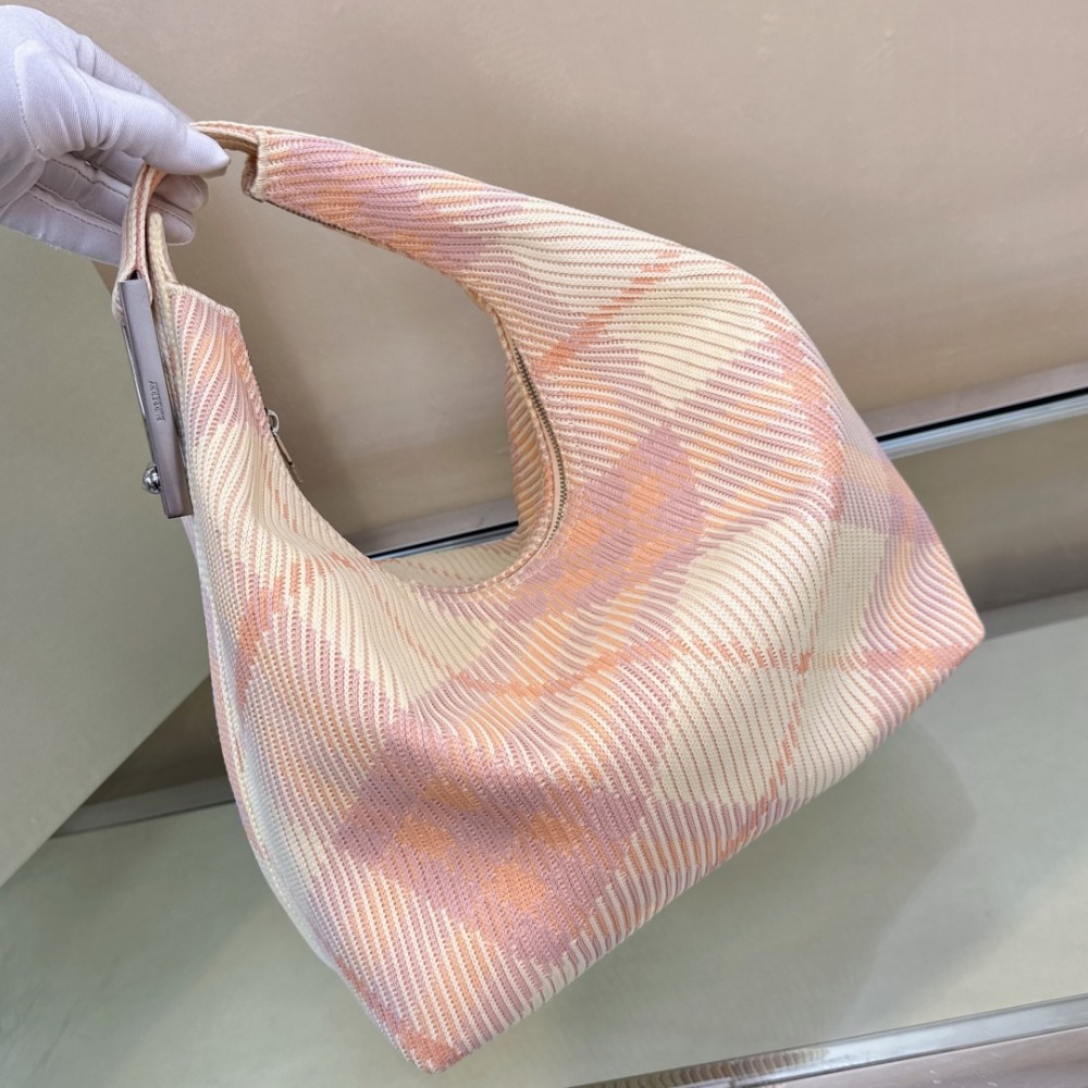 Burberry Classic Peach and White Contrast Large Knit Chain Bag Burberry Classic Peach and White Contrast Large Knit Chain Bag
