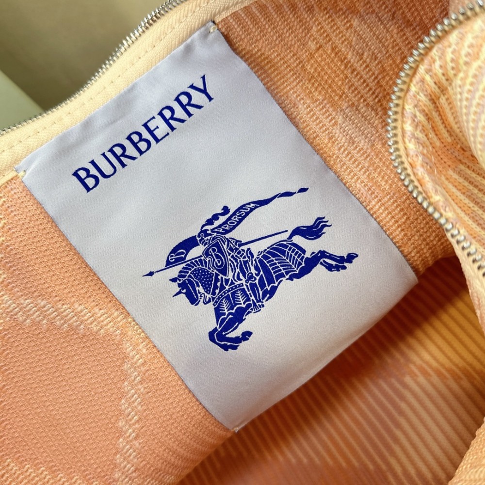 Burberry Classic Peach and White Contrast Large Knit Chain Bag Burberry Classic Peach and White Contrast Large Knit Chain Bag