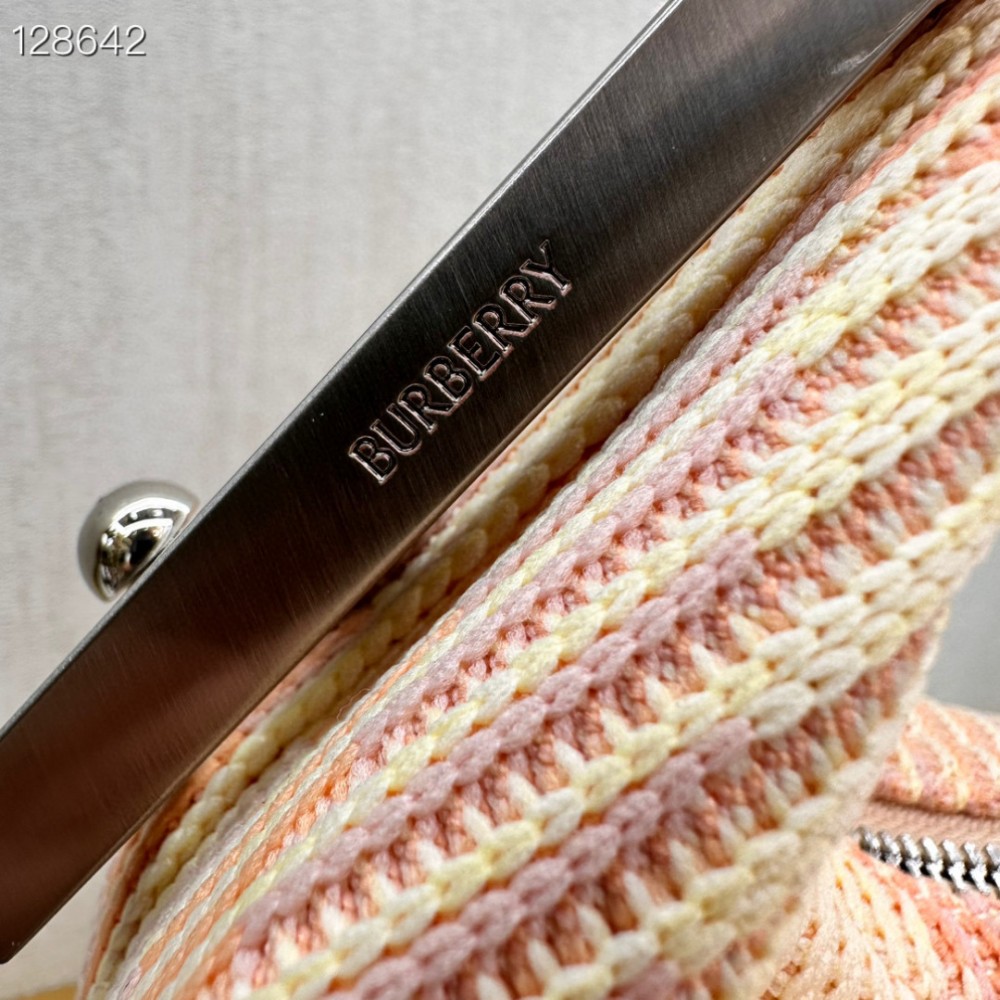 Burberry Classic Peach and White Contrast Large Knit Chain Bag Burberry Classic Peach and White Contrast Large Knit Chain Bag