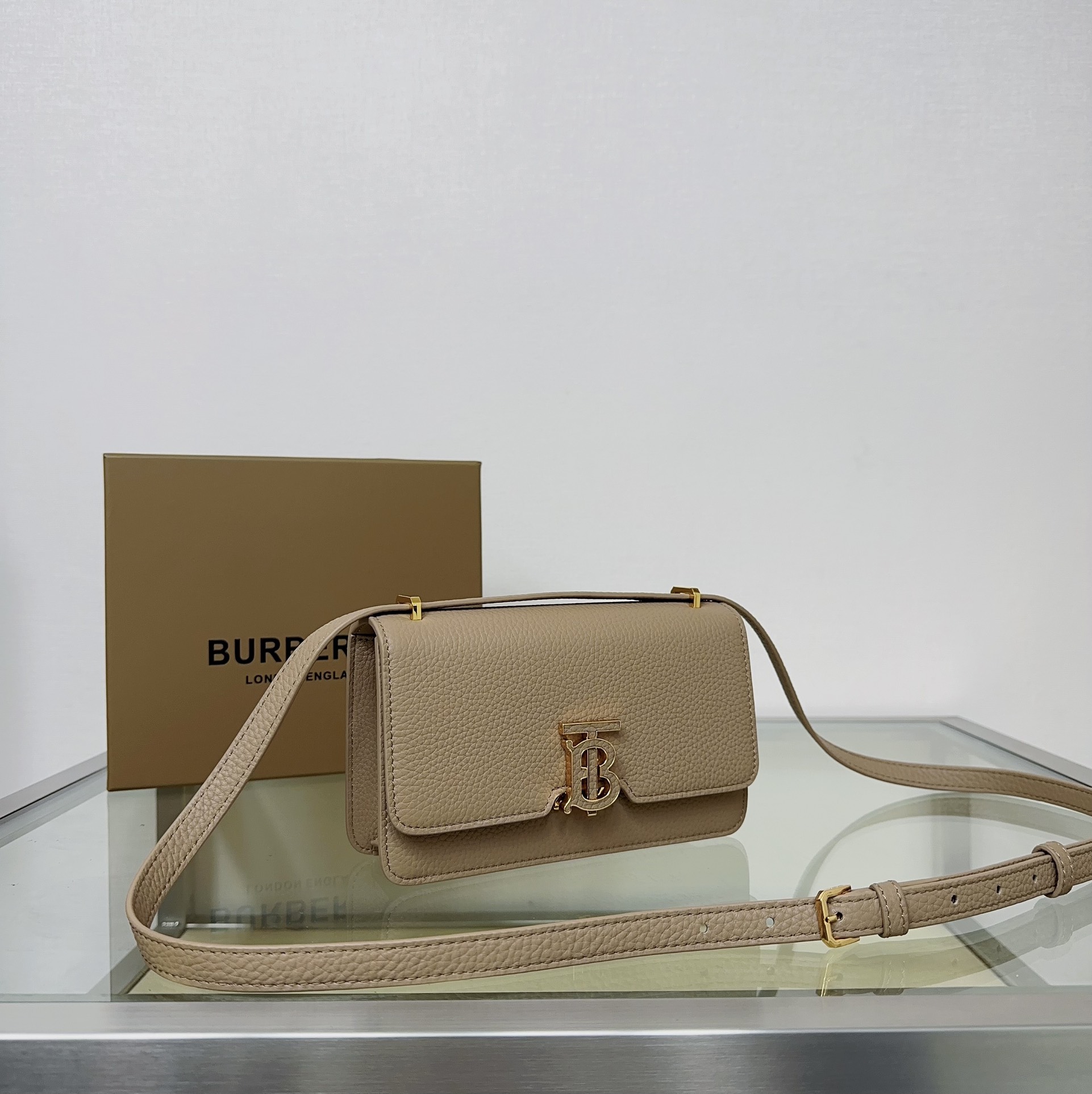 Burberry classic pure brown calfskin exquisite hardware crossbody bag Burberry classic pure brown calfskin exquisite hardware crossbody bag