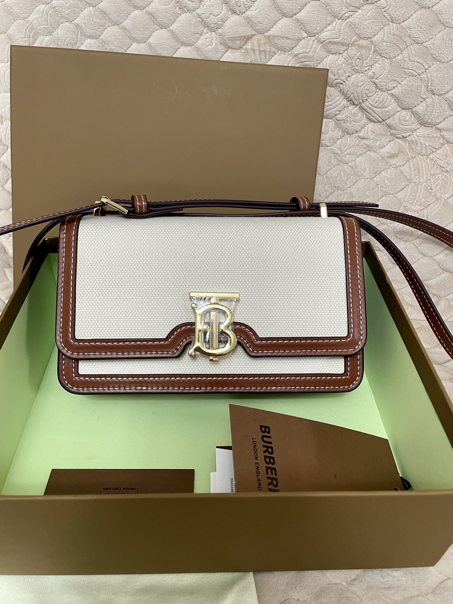 Burberry classic white calfskin exquisite hardware crossbody bag Burberry classic white calfskin exquisite hardware crossbody bag