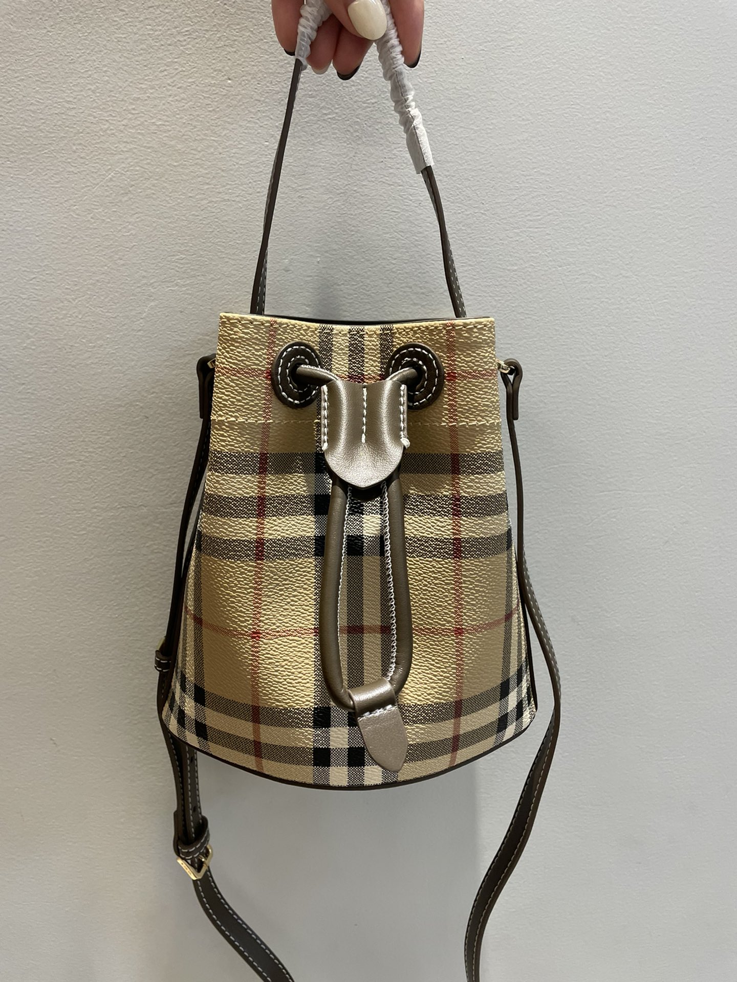 Burberry white and brown contrasting hardware bucket bag Burberry white and brown contrasting hardware bucket bag