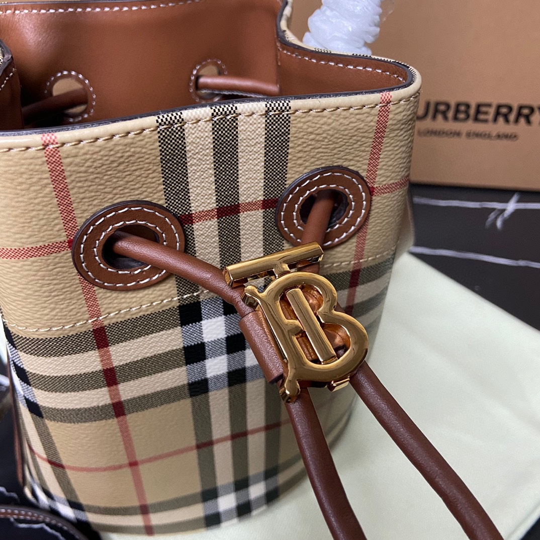 Burberry crimson hardware bucket bag Burberry crimson hardware bucket bag