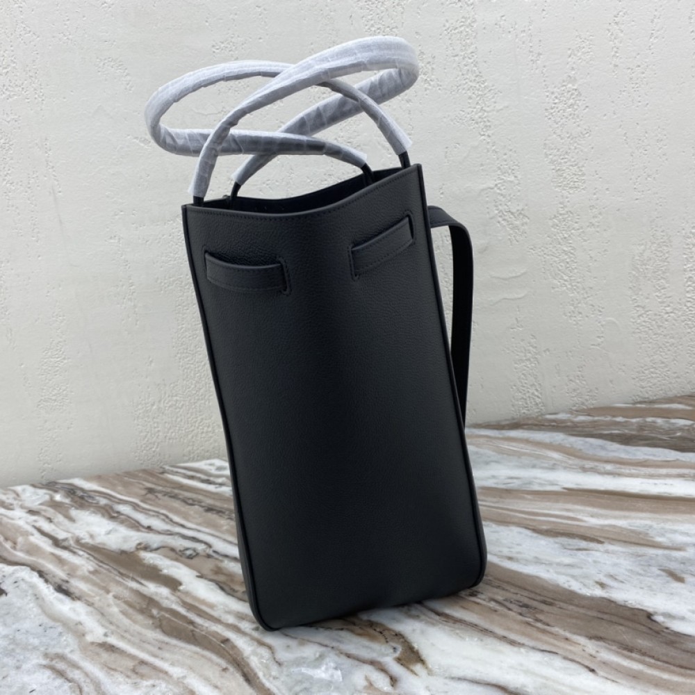 CELINE TRIOMPHE series catfish bag (navy blue) CELINE TRIOMPHE series catfish bag (navy blue)