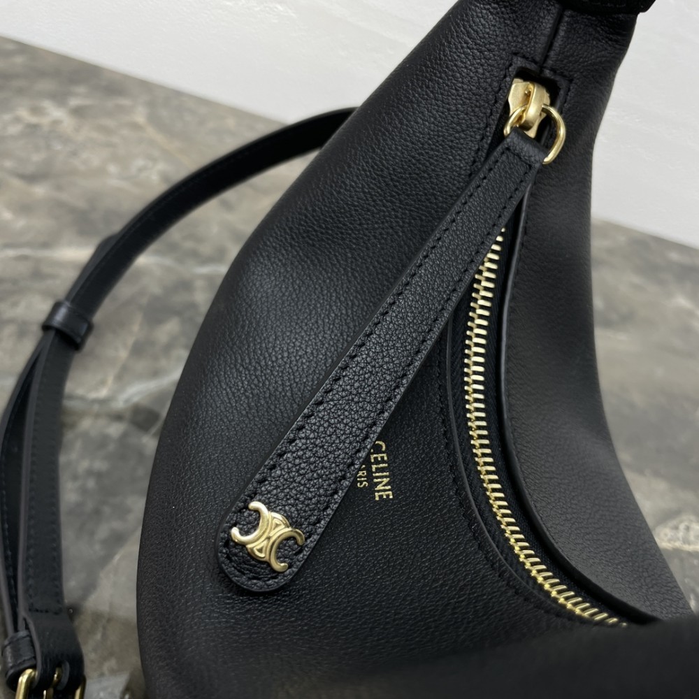CELINE TRIOMPHE series black underarm bag CELINE TRIOMPHE series black underarm bag