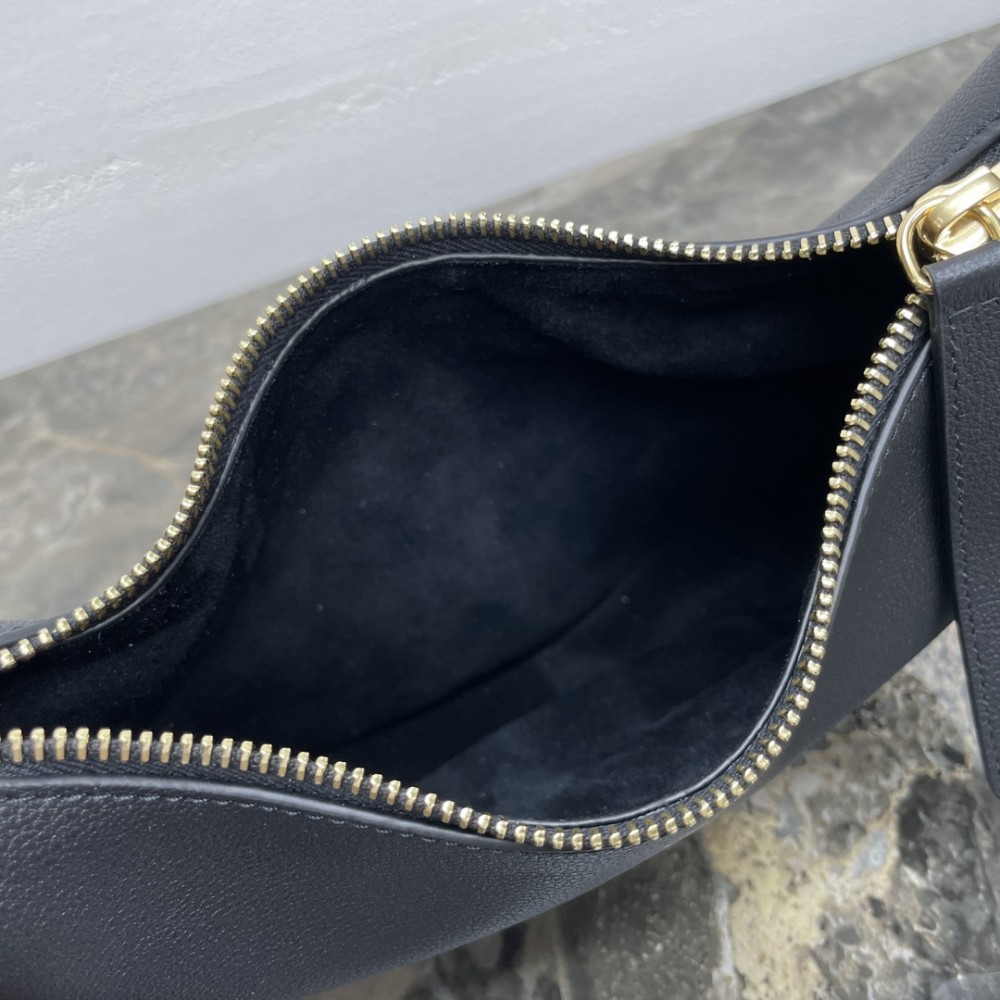 CELINE TRIOMPHE series black underarm bag CELINE TRIOMPHE series black underarm bag