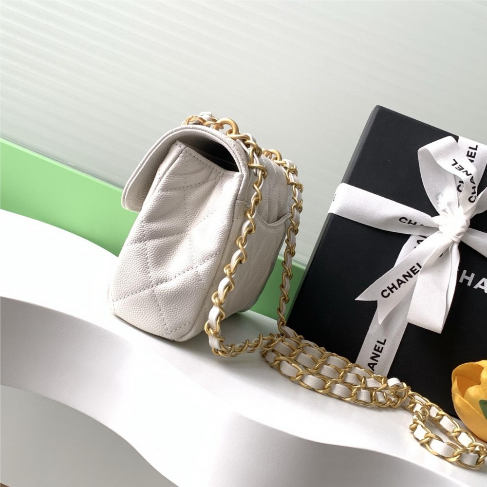 Chanel classic CF series bright white lambskin gold hardware chain bag Chanel classic CF series bright white lambskin gold hardware chain bag
