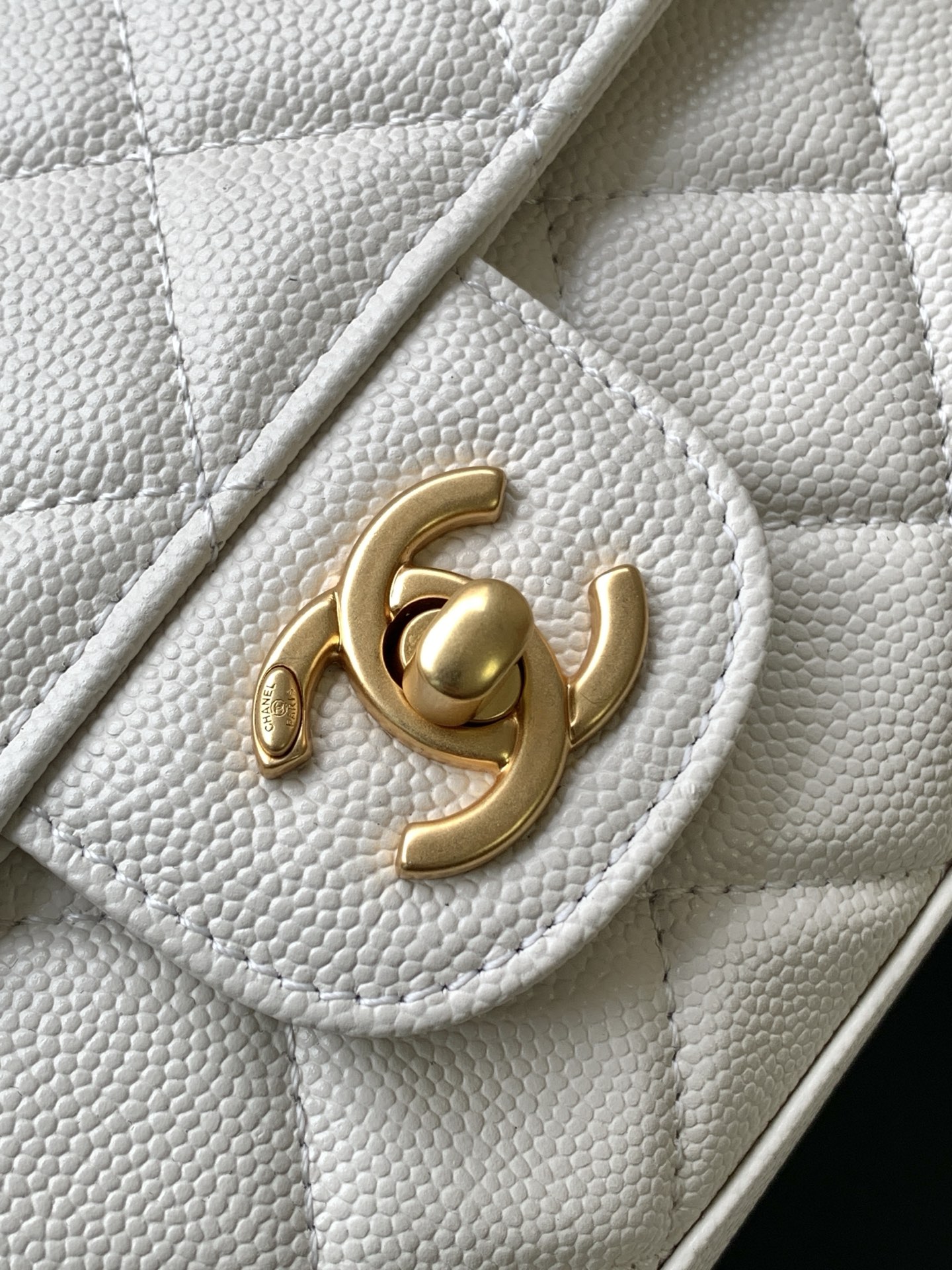 Chanel classic CF series bright white lambskin gold hardware chain bag Chanel classic CF series bright white lambskin gold hardware chain bag