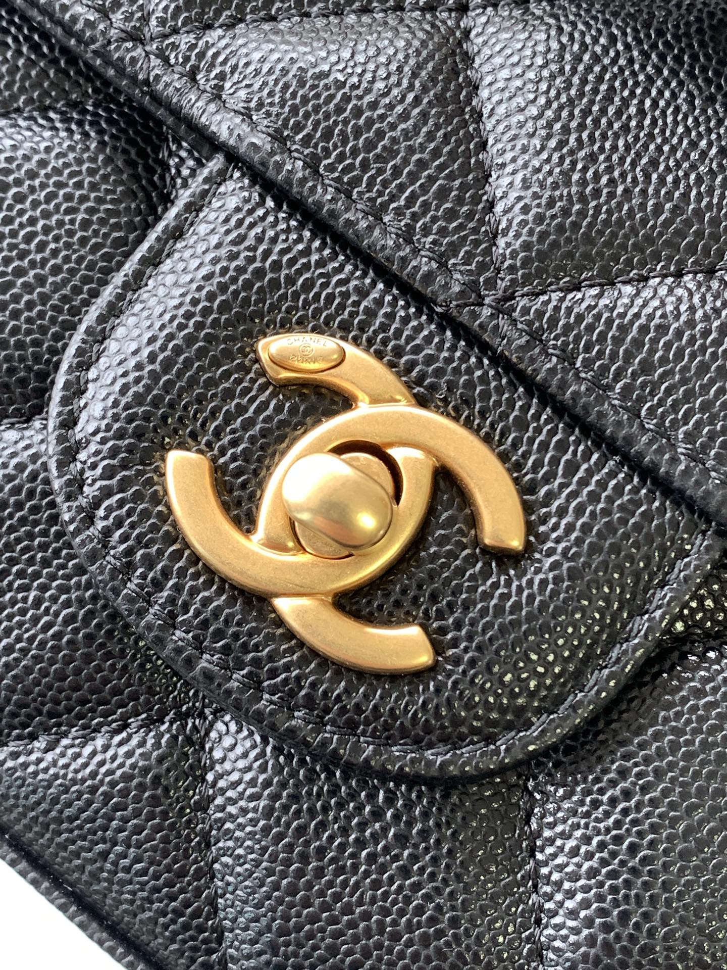 Chanel classic CF series bright black lambskin gold hardware chain bag Chanel classic CF series bright black lambskin gold hardware chain bag
