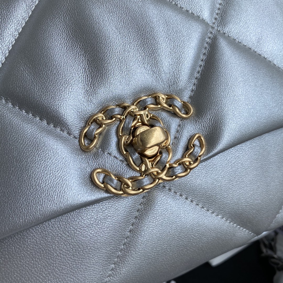 Chanel Classic Flap Classic Silver Diamond Embossed Hardware Chain Handbag Chanel Classic Flap Classic Silver Diamond Embossed Hardware Chain Handbag