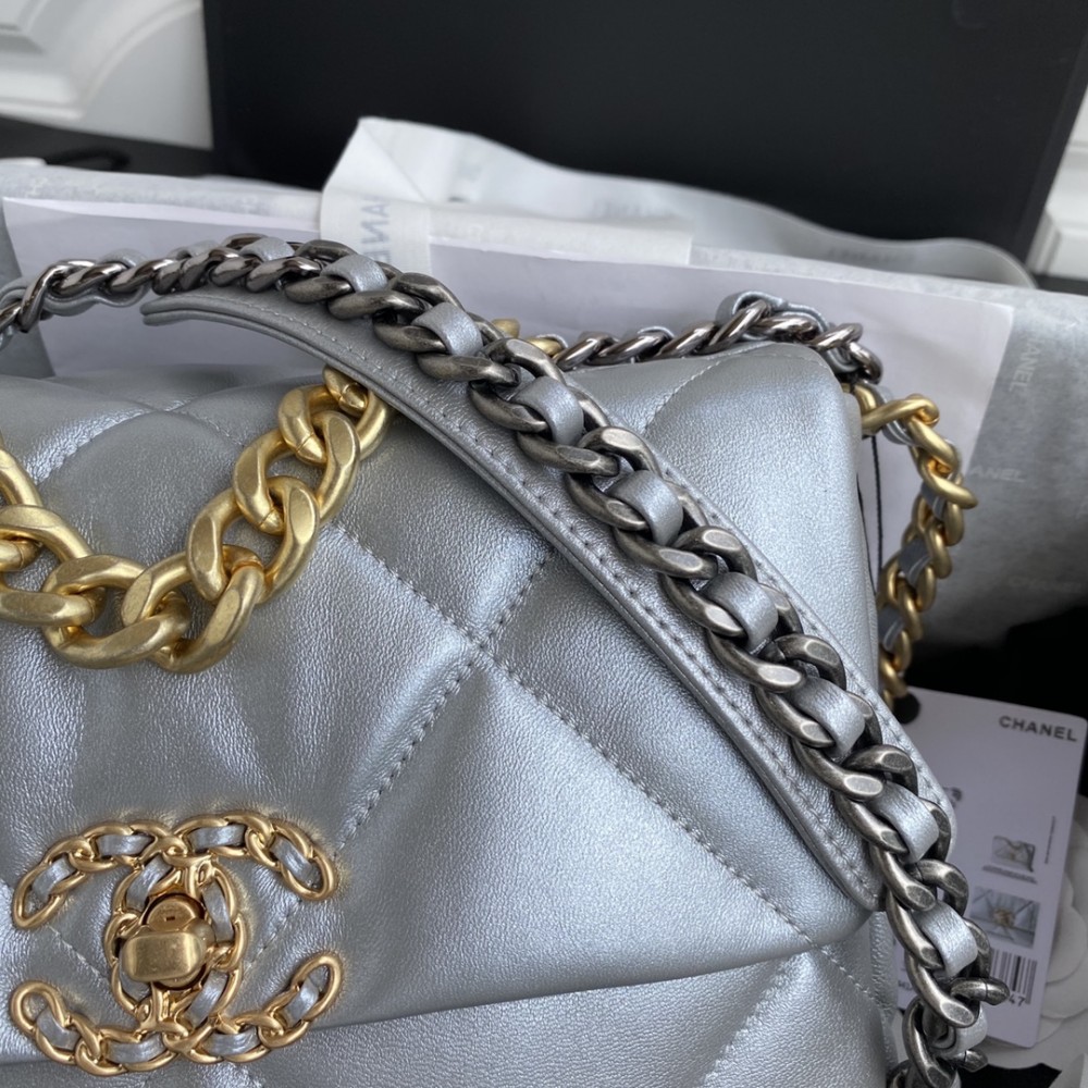 Chanel Classic Flap Classic Silver Diamond Embossed Hardware Chain Handbag Chanel Classic Flap Classic Silver Diamond Embossed Hardware Chain Handbag