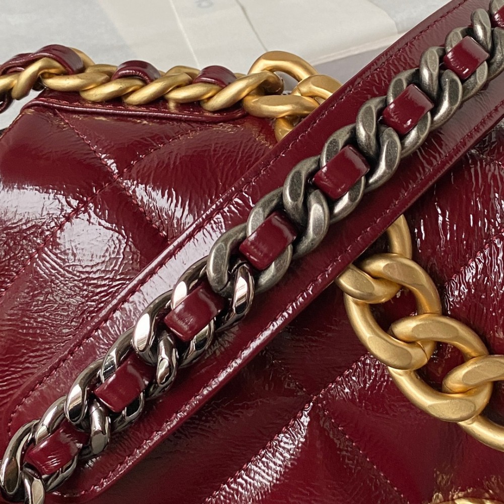 Chanel Classic Flap Classic Red Diamond Embossed Medium Hardware Chain Handbag Chanel Classic Flap Classic Red Diamond Embossed Medium Hardware Chain Handbag