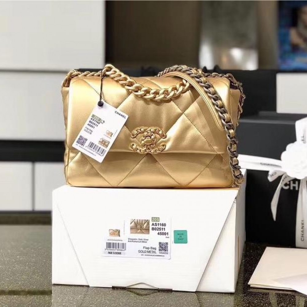 Chanel Classic Flap Classic Gold Diamond Embossed Hardware Chain Handbag Chanel Classic Flap Classic Gold Diamond Embossed Hardware Chain Handbag