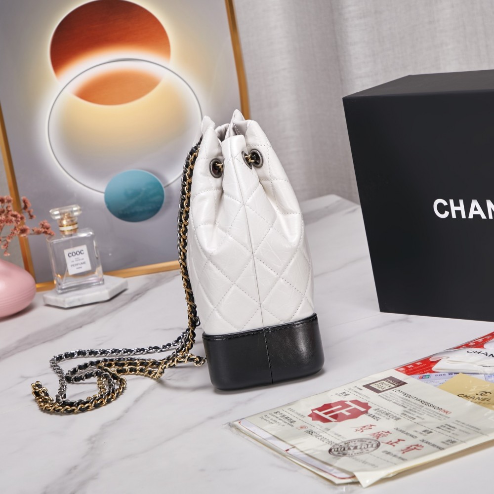 Chanel classic diamond check bright white leather chain bucket bag Chanel classic diamond check bright white leather chain bucket bag