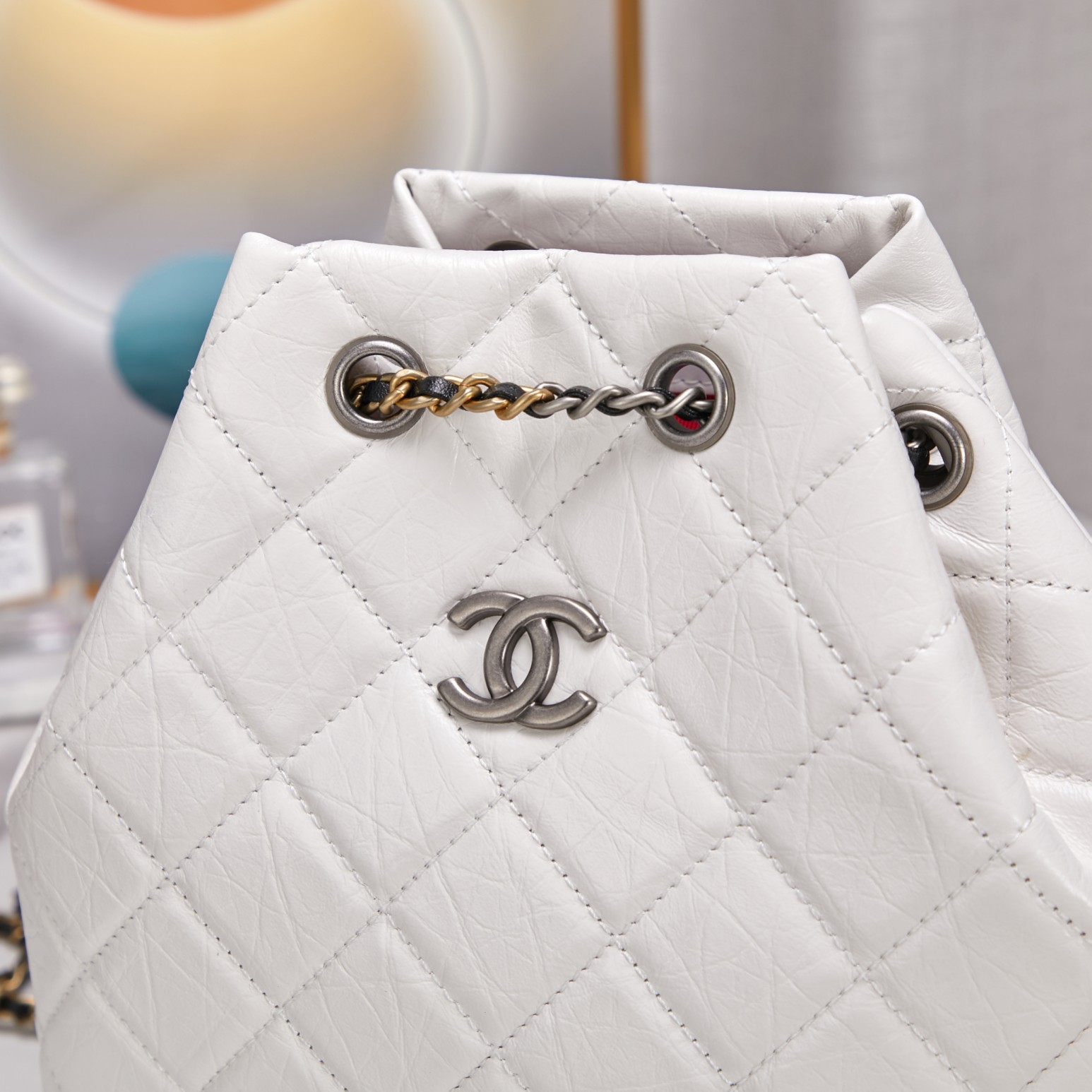Chanel classic diamond check bright white leather chain bucket bag Chanel classic diamond check bright white leather chain bucket bag