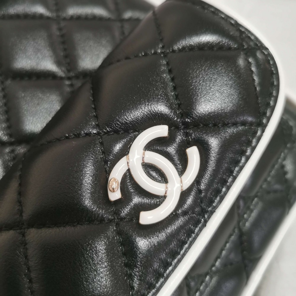 Chanel classic diamond check shiny black leather chain bag Chanel classic diamond check shiny black leather chain bag