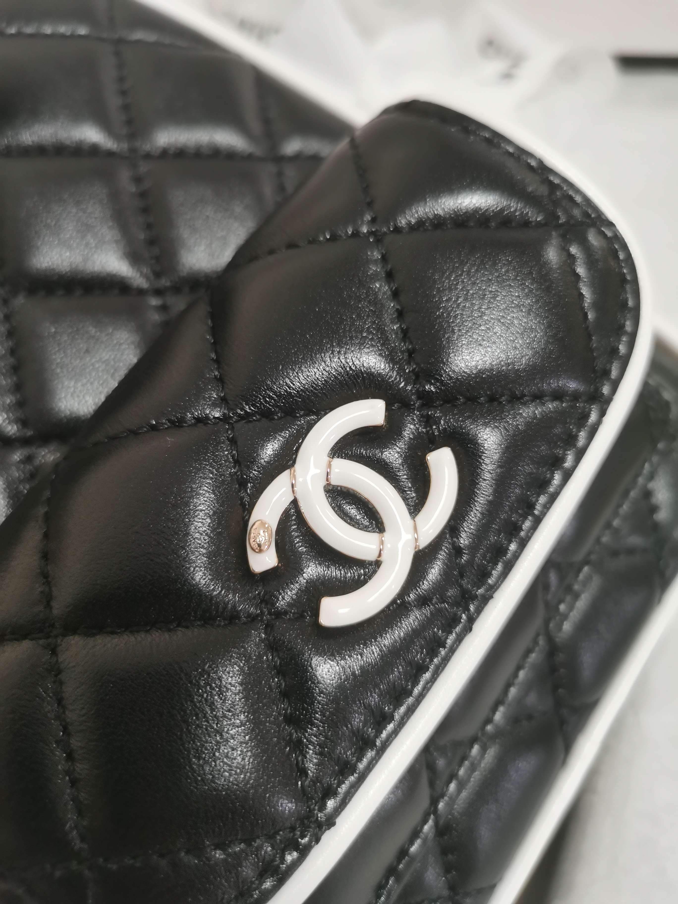 Chanel classic diamond check shiny black leather chain bag Chanel classic diamond check shiny black leather chain bag