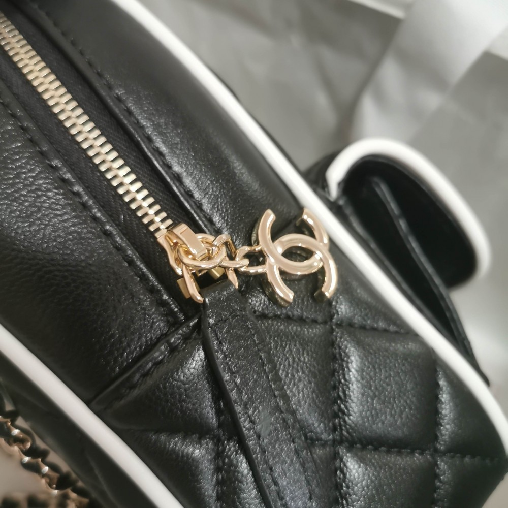 Chanel classic diamond check shiny black leather chain bag Chanel classic diamond check shiny black leather chain bag
