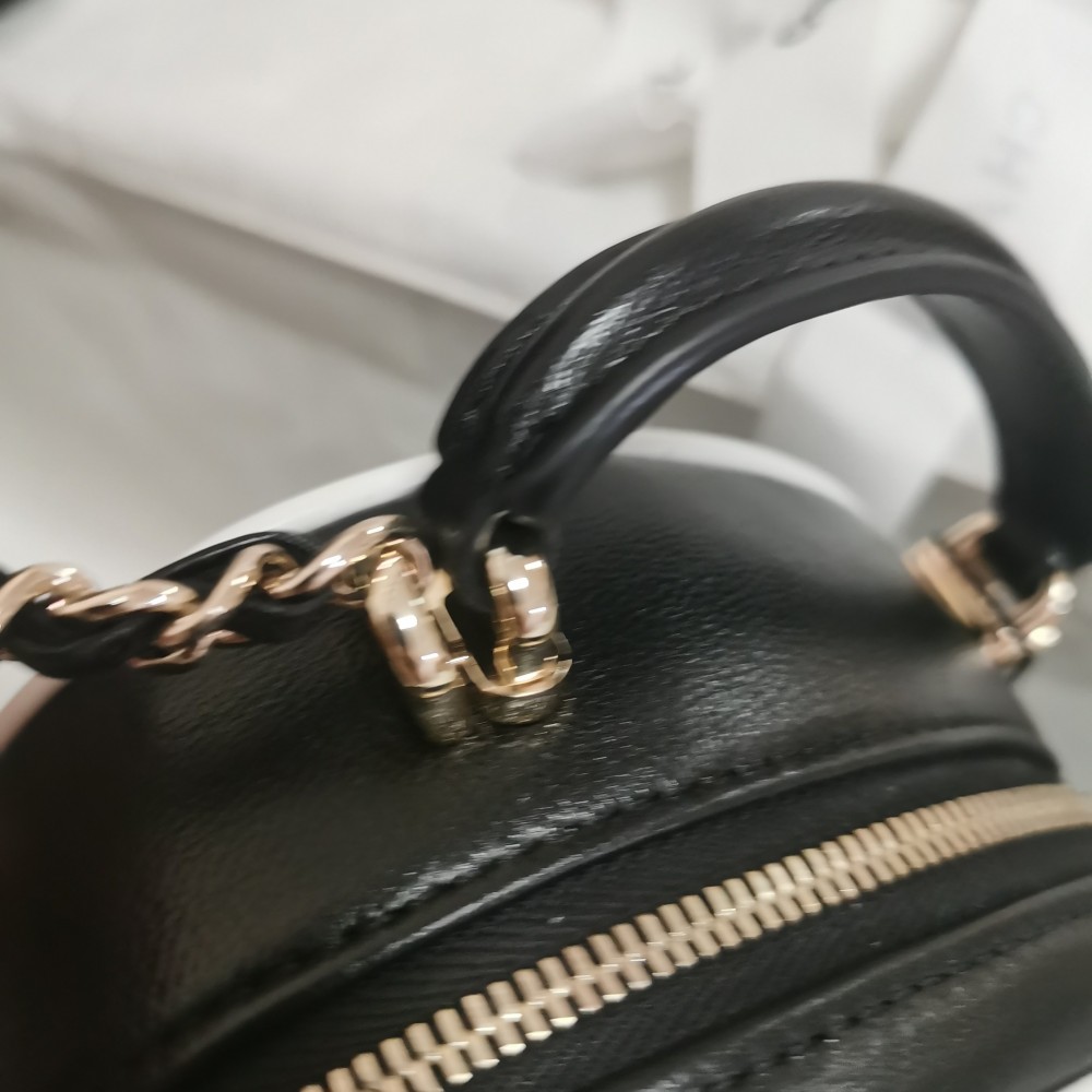 Chanel classic diamond check shiny black leather chain bag Chanel classic diamond check shiny black leather chain bag