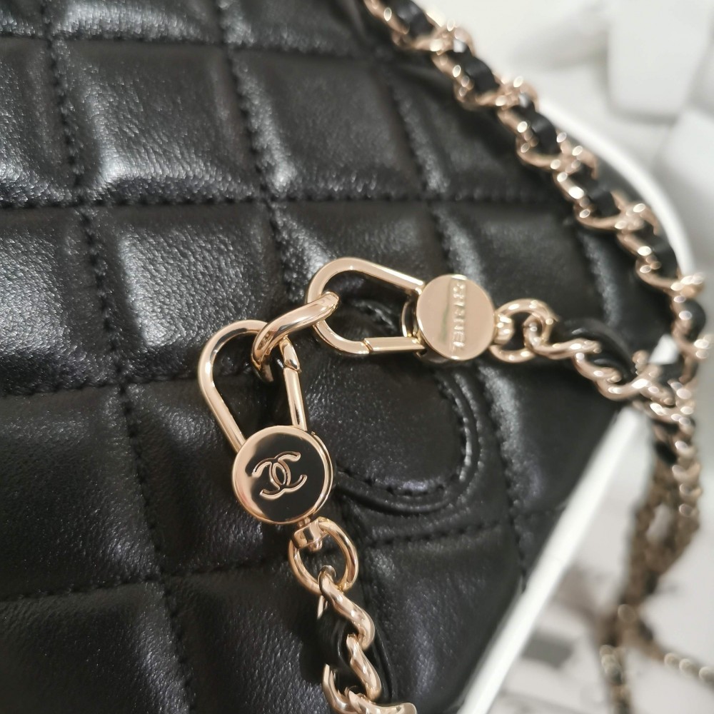 Chanel classic diamond check shiny black leather chain bag Chanel classic diamond check shiny black leather chain bag
