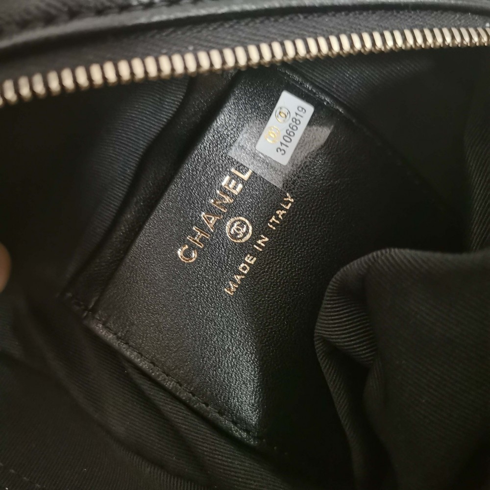 Chanel classic diamond check shiny black leather chain bag Chanel classic diamond check shiny black leather chain bag