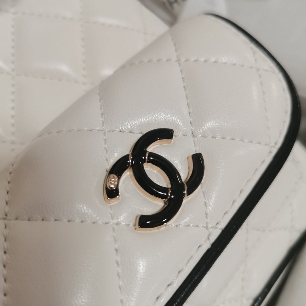 Chanel classic diamond check bright white leather chain bag Chanel classic diamond check bright white leather chain bag