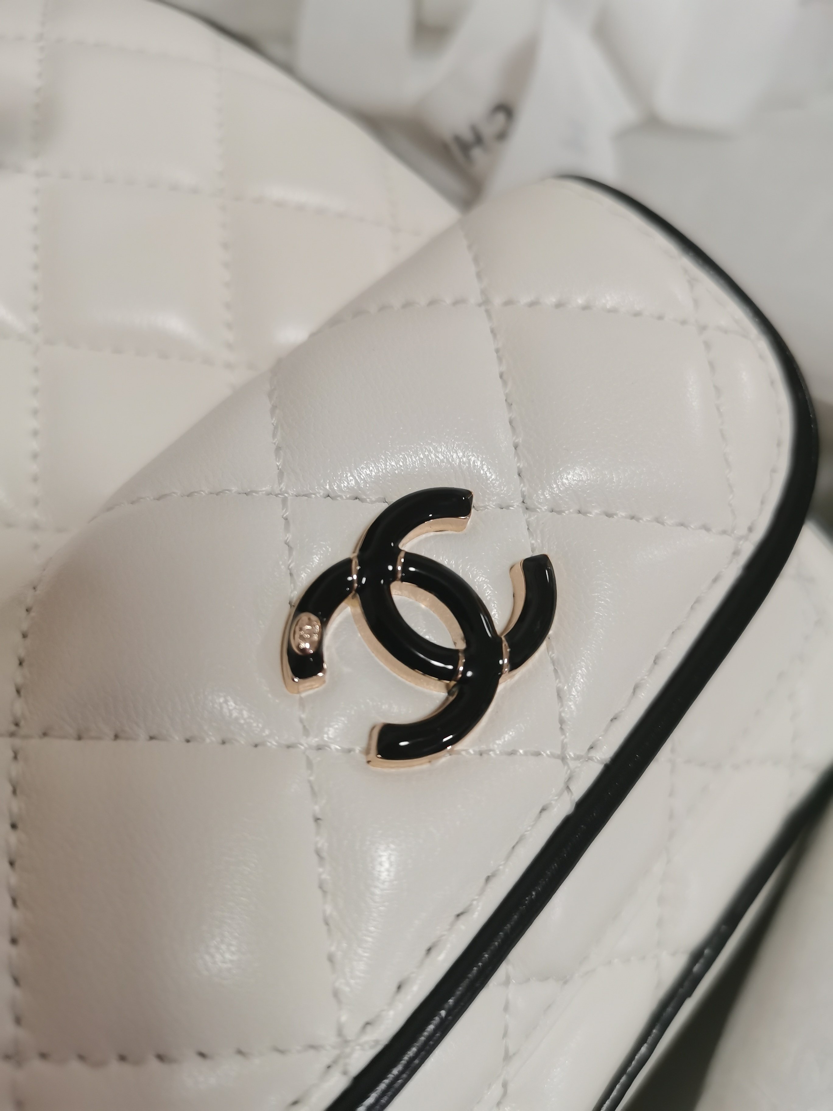 Chanel classic diamond check bright white leather chain bag Chanel classic diamond check bright white leather chain bag