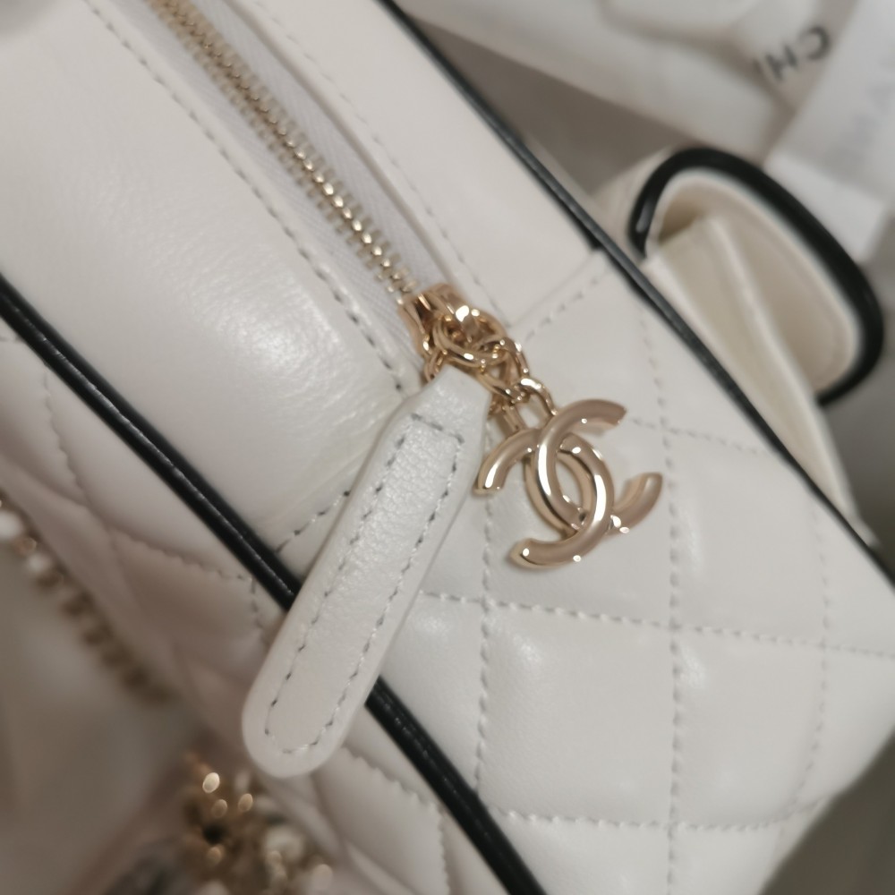 Chanel classic diamond check bright white leather chain bag Chanel classic diamond check bright white leather chain bag