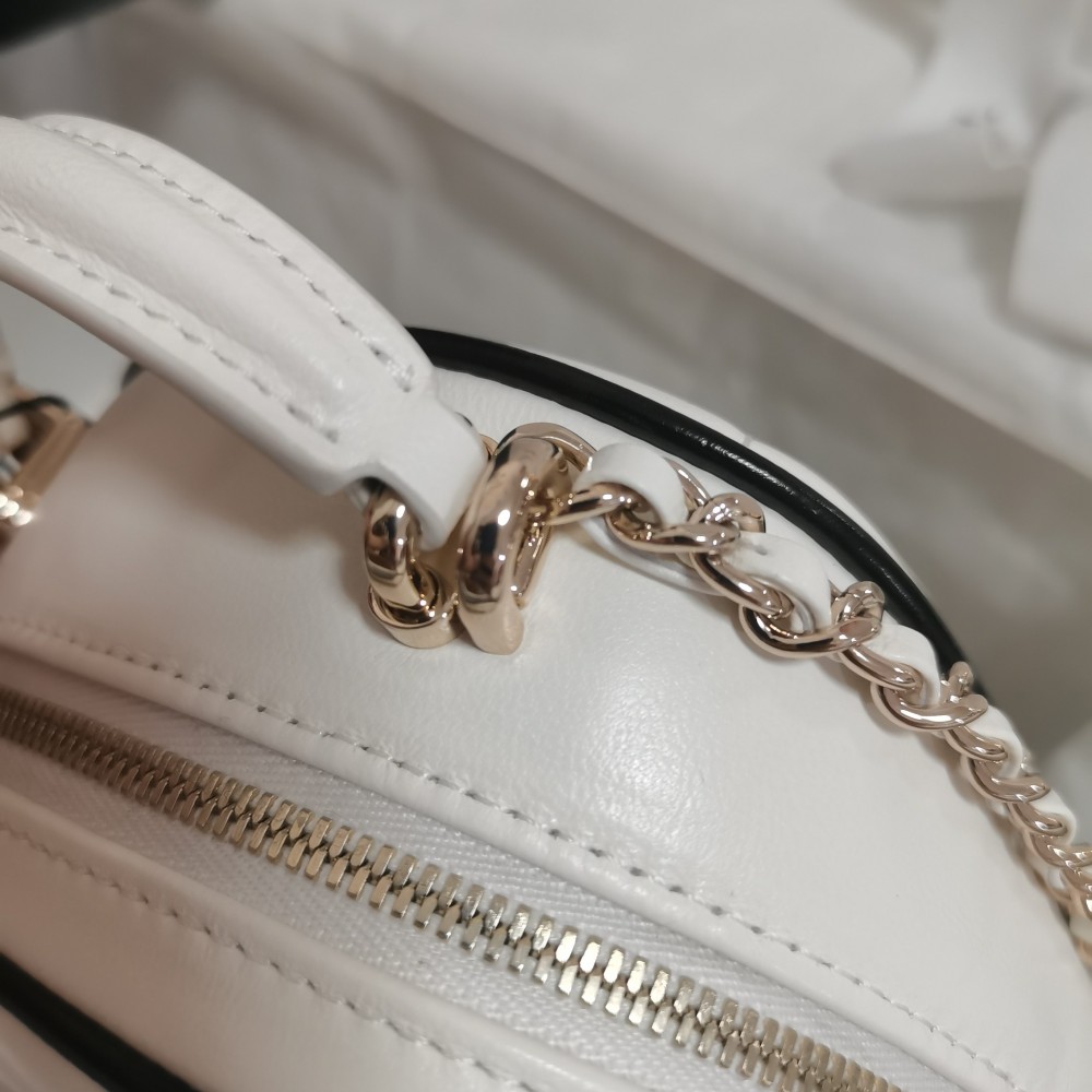 Chanel classic diamond check bright white leather chain bag Chanel classic diamond check bright white leather chain bag