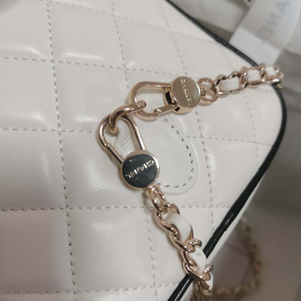 Chanel classic diamond check bright white leather chain bag Chanel classic diamond check bright white leather chain bag