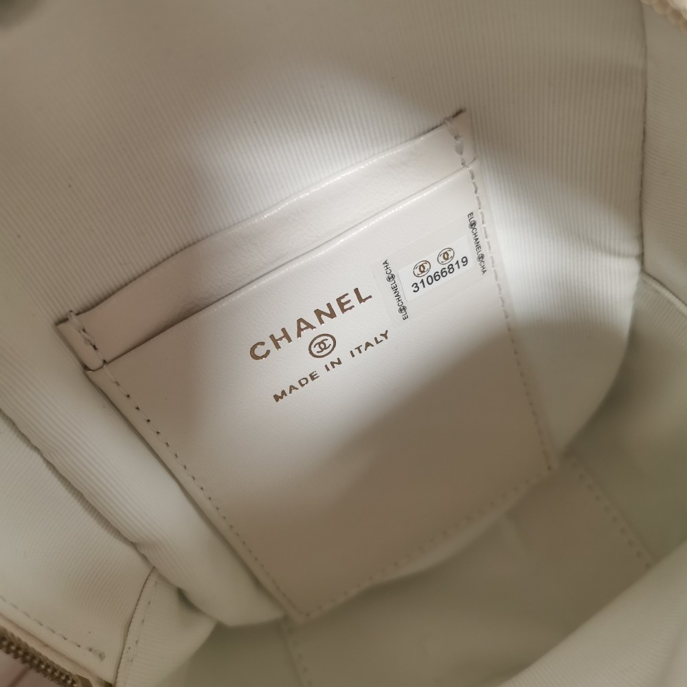 Chanel classic diamond check bright white leather chain bag Chanel classic diamond check bright white leather chain bag