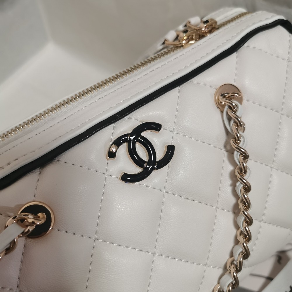 Chanel classic bright white diamond check leather chain bag Chanel classic bright white diamond check leather chain bag