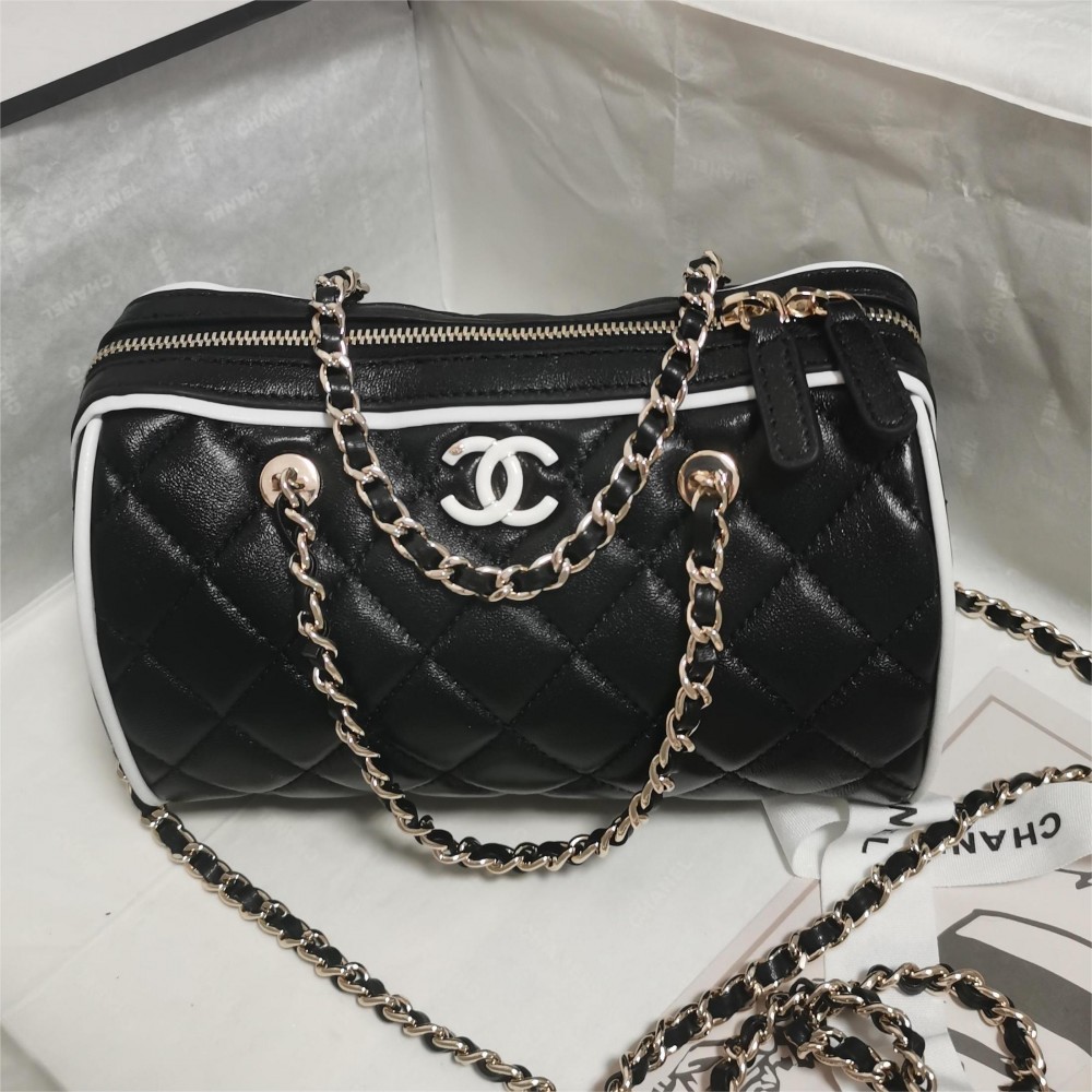 Chanel classic shiny black diamond check leather chain bag Chanel classic shiny black diamond check leather chain bag