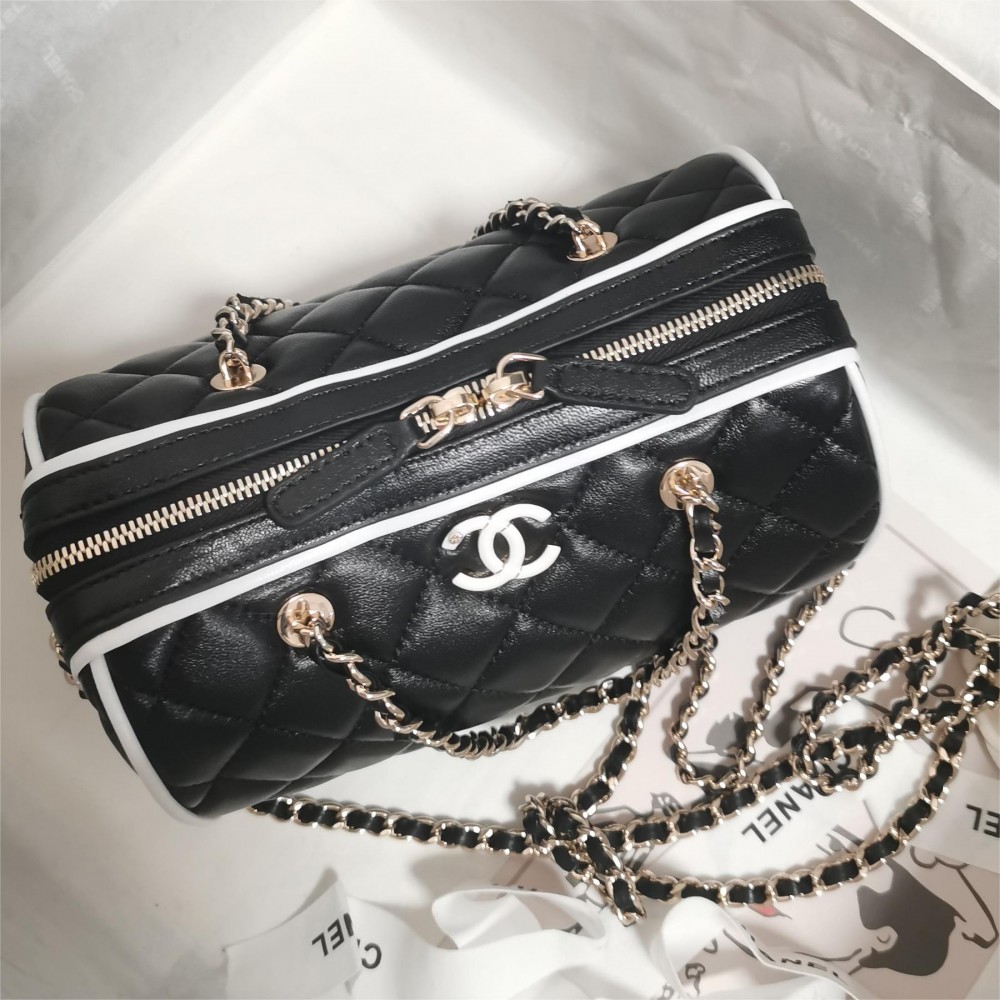 Chanel classic shiny black diamond check leather chain bag Chanel classic shiny black diamond check leather chain bag