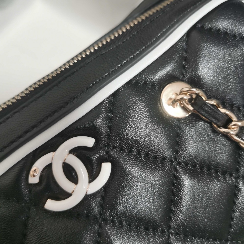 Chanel classic shiny black diamond check leather chain bag Chanel classic shiny black diamond check leather chain bag