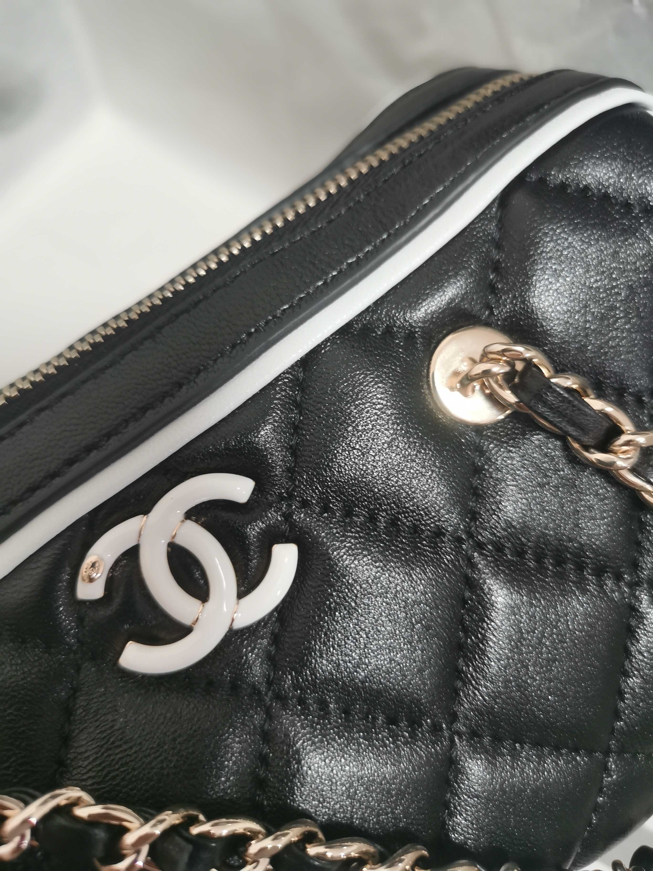 Chanel classic shiny black diamond check leather chain bag Chanel classic shiny black diamond check leather chain bag