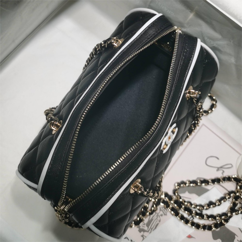 Chanel classic shiny black diamond check leather chain bag Chanel classic shiny black diamond check leather chain bag