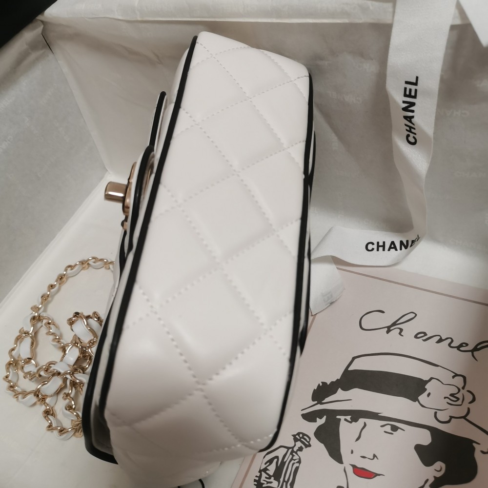 Chanel classic diamond check bright white leather chain bag Chanel classic diamond check bright white leather chain bag
