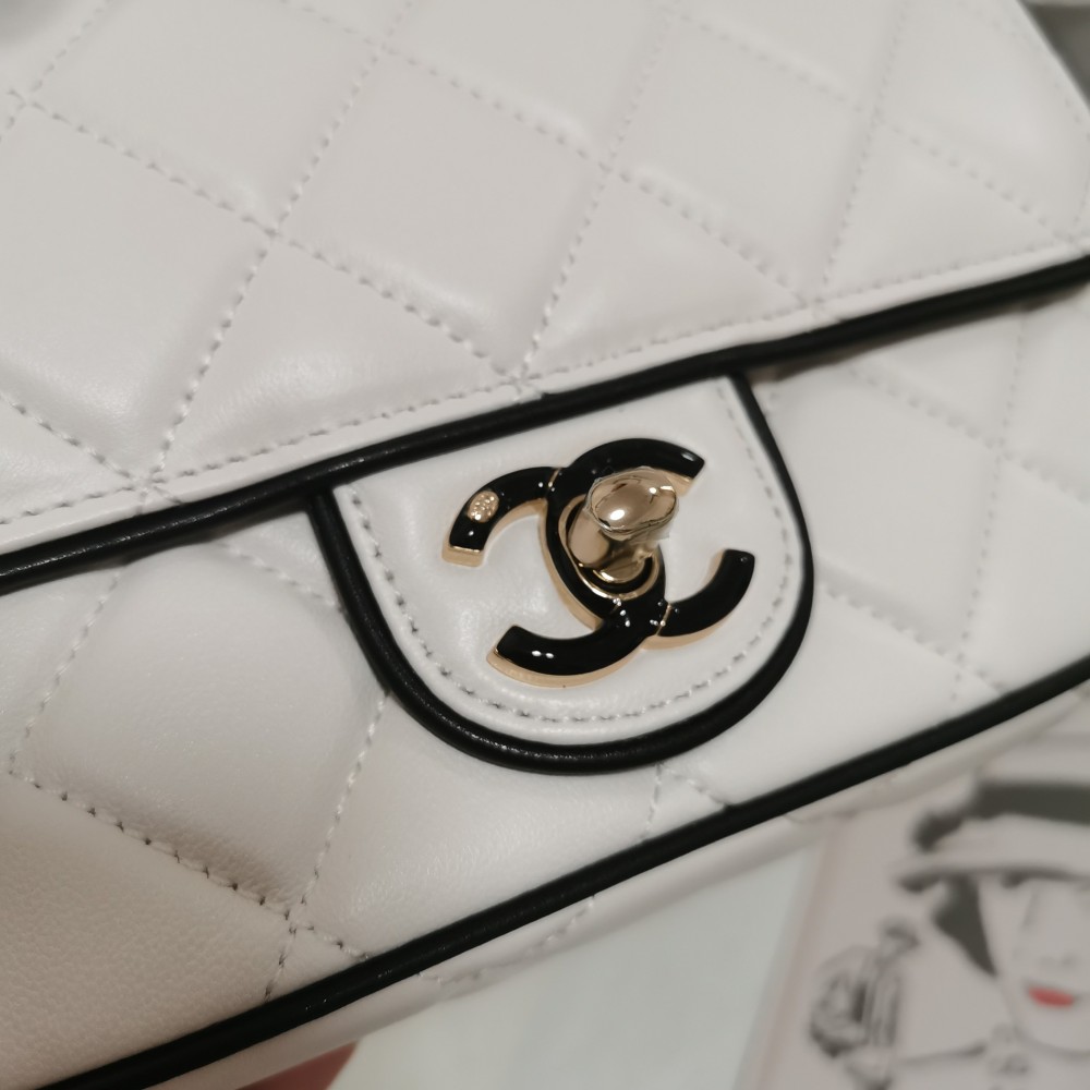 Chanel classic diamond check bright white leather chain bag Chanel classic diamond check bright white leather chain bag
