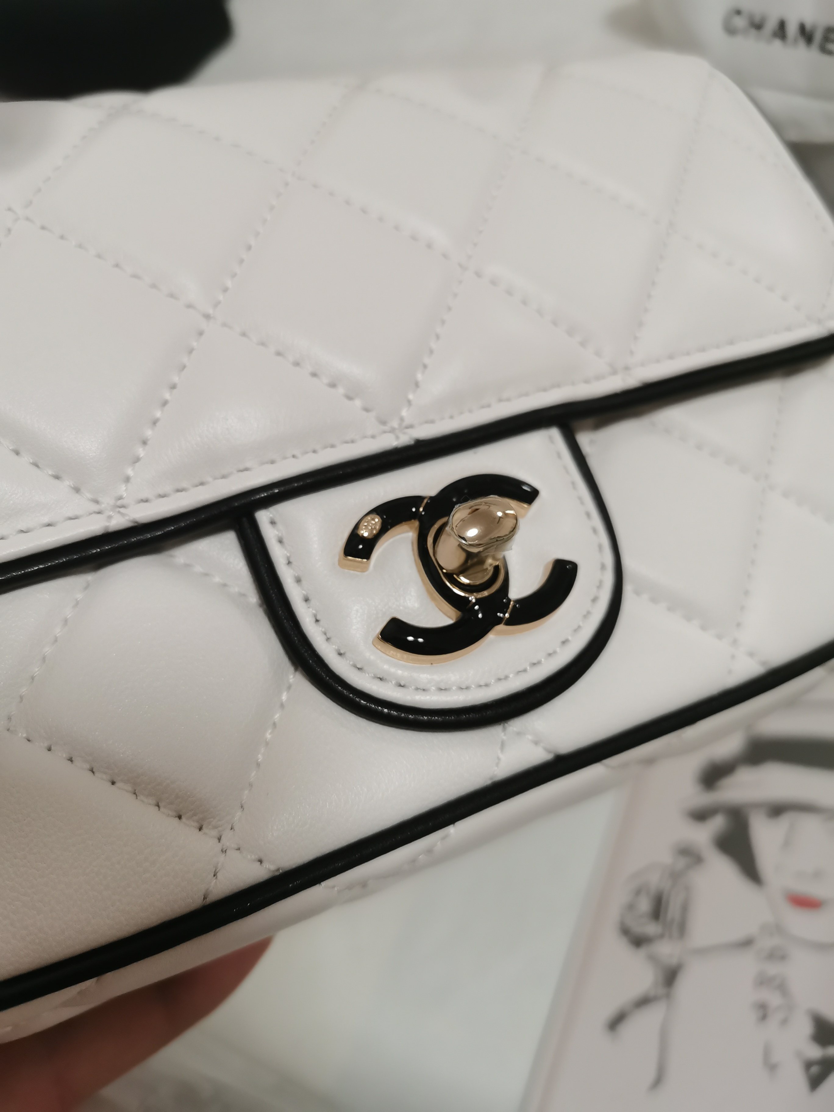 Chanel classic diamond check bright white leather chain bag Chanel classic diamond check bright white leather chain bag