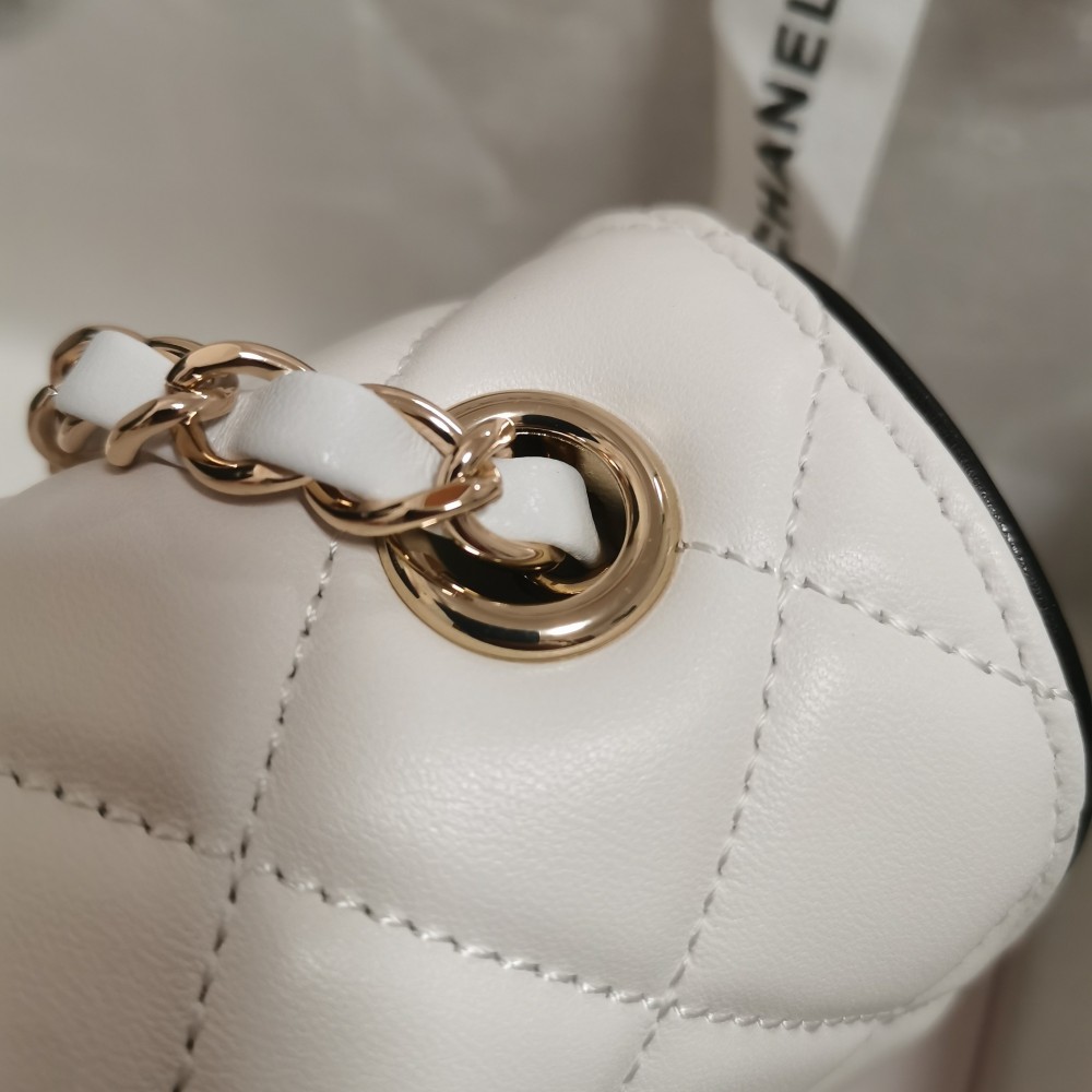 Chanel classic diamond check bright white leather chain bag Chanel classic diamond check bright white leather chain bag
