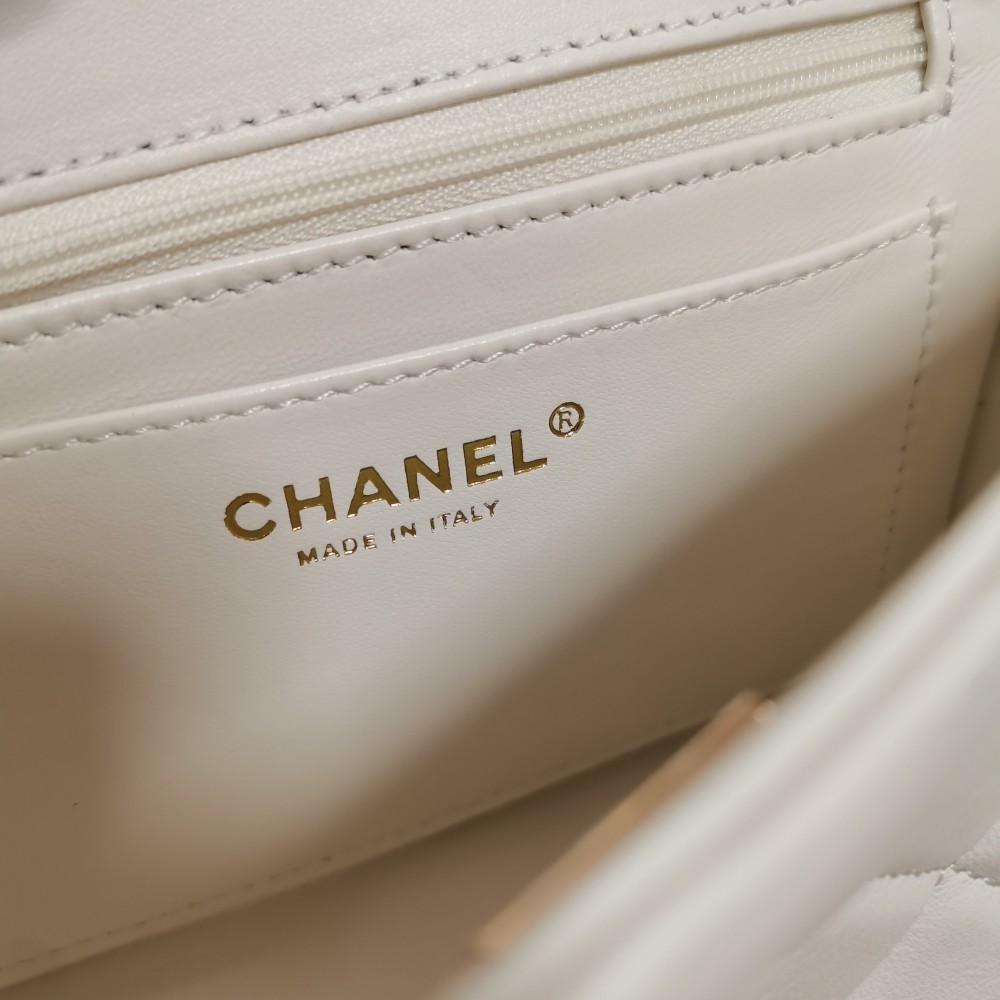 Chanel classic diamond check bright white leather chain bag Chanel classic diamond check bright white leather chain bag