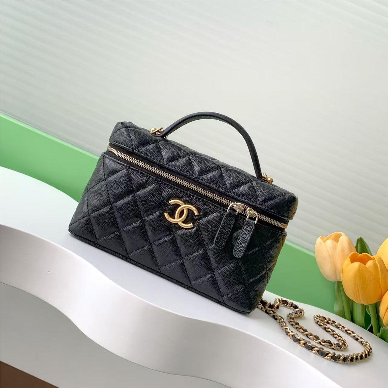 Chanel classic Coco Handle series bright black lambskin exquisite hardware chain bag Chanel classic Coco Handle series bright black lambskin exquisite hardware chain bag
