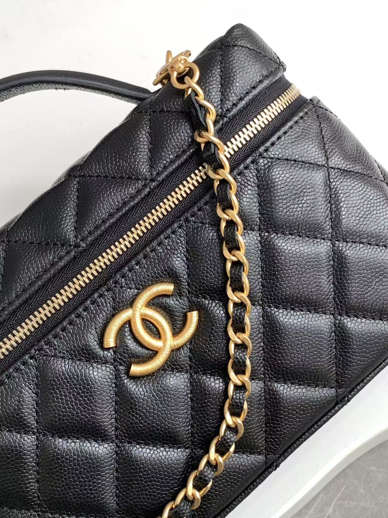 Chanel classic Coco Handle series bright black lambskin exquisite hardware chain bag Chanel classic Coco Handle series bright black lambskin exquisite hardware chain bag