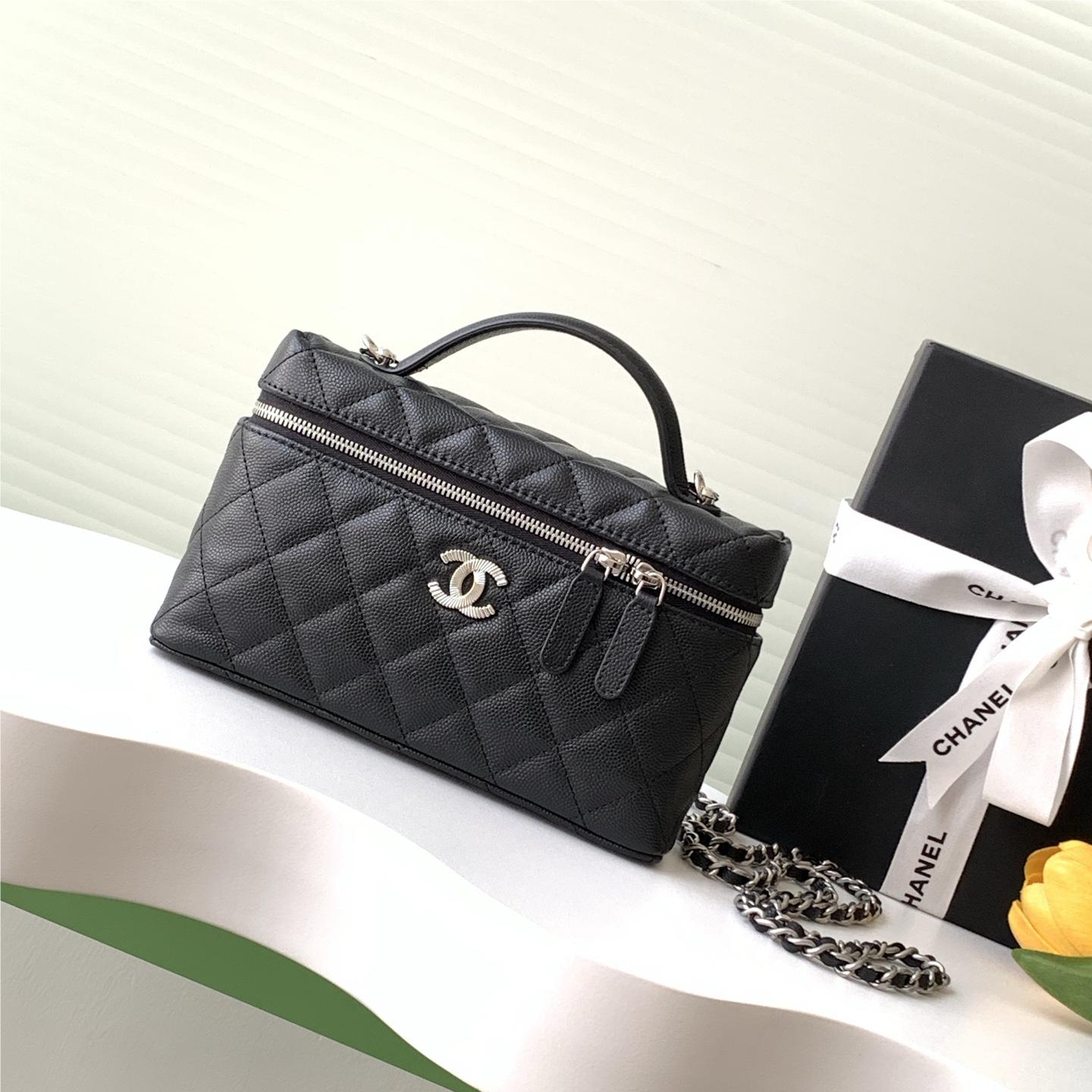 Chanel classic Coco Handle series bright black lambskin silver hardware chain bag Chanel classic Coco Handle series bright black lambskin silver hardware chain bag