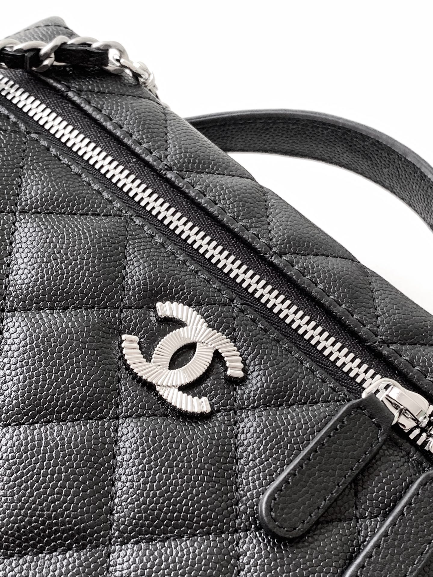 Chanel classic Coco Handle series bright black lambskin silver hardware chain bag Chanel classic Coco Handle series bright black lambskin silver hardware chain bag