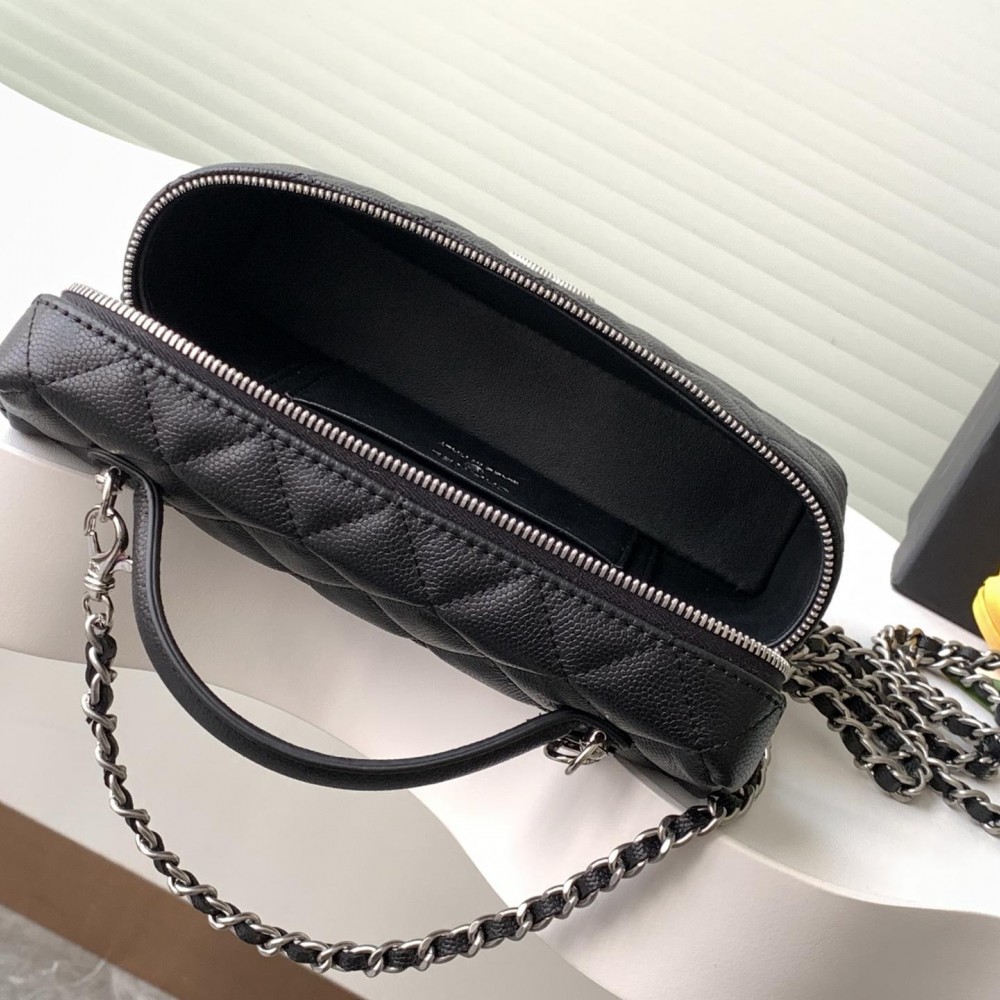 Chanel classic Coco Handle series bright black lambskin silver hardware chain bag Chanel classic Coco Handle series bright black lambskin silver hardware chain bag