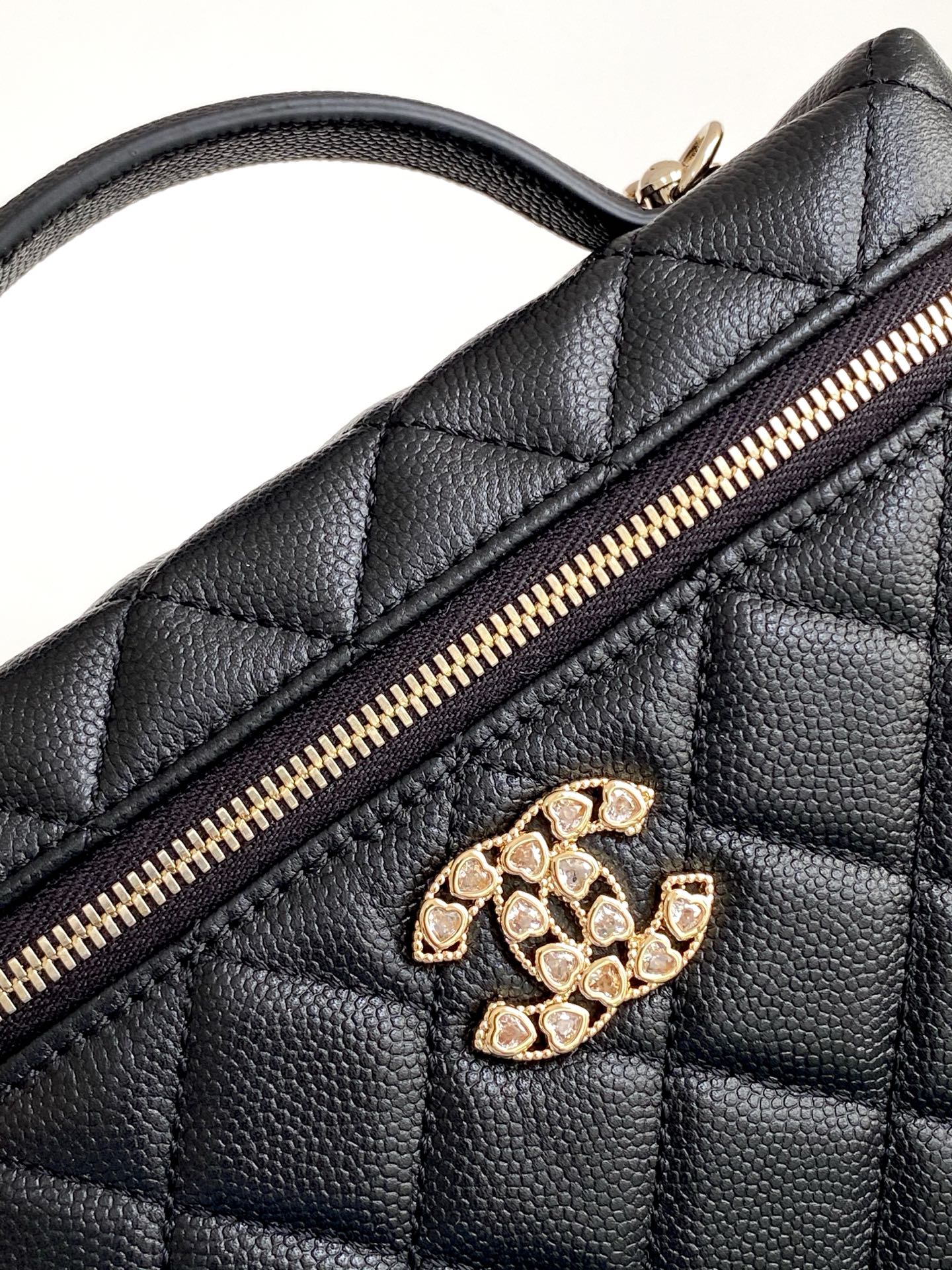 Chanel classic Coco Handle series bright black lambskin gold hardware chain bag Chanel classic Coco Handle series bright black lambskin gold hardware chain bag
